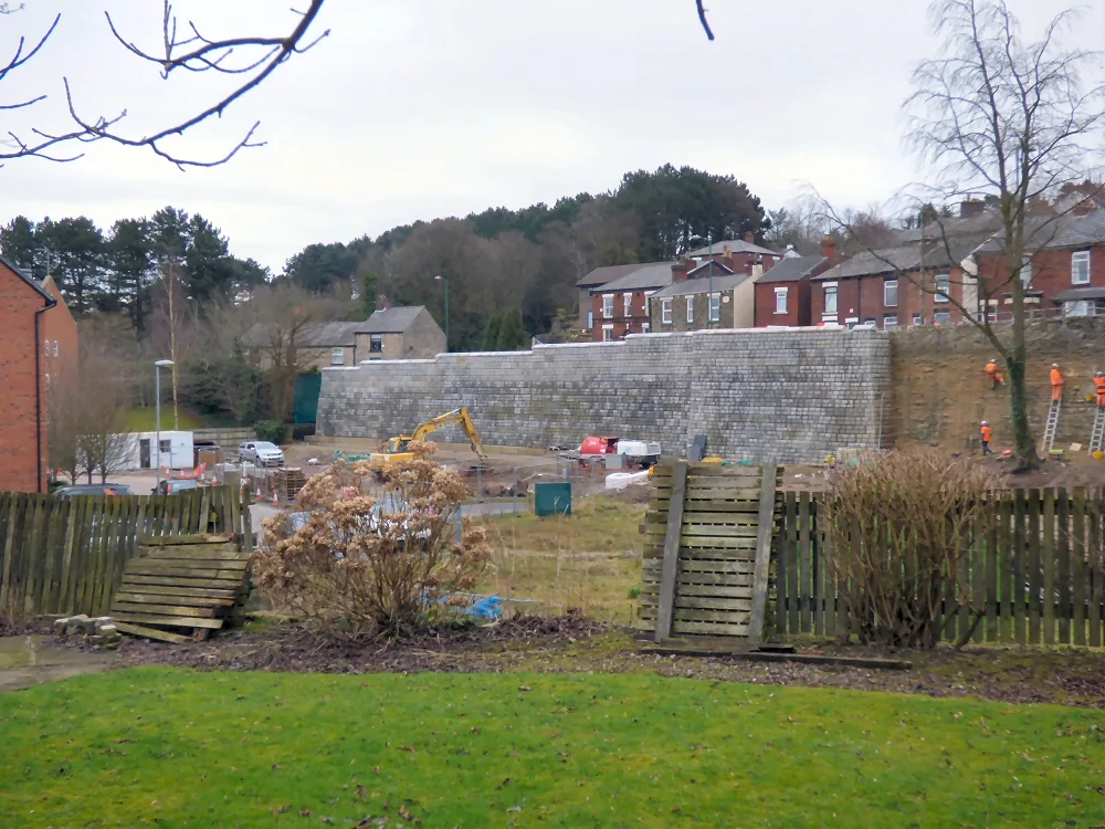Retaining wall construction with stone block and site equipment